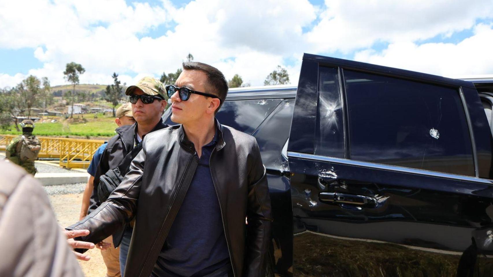 Daniel Noboa sale de su vehículo presidencial, previamente atacado.