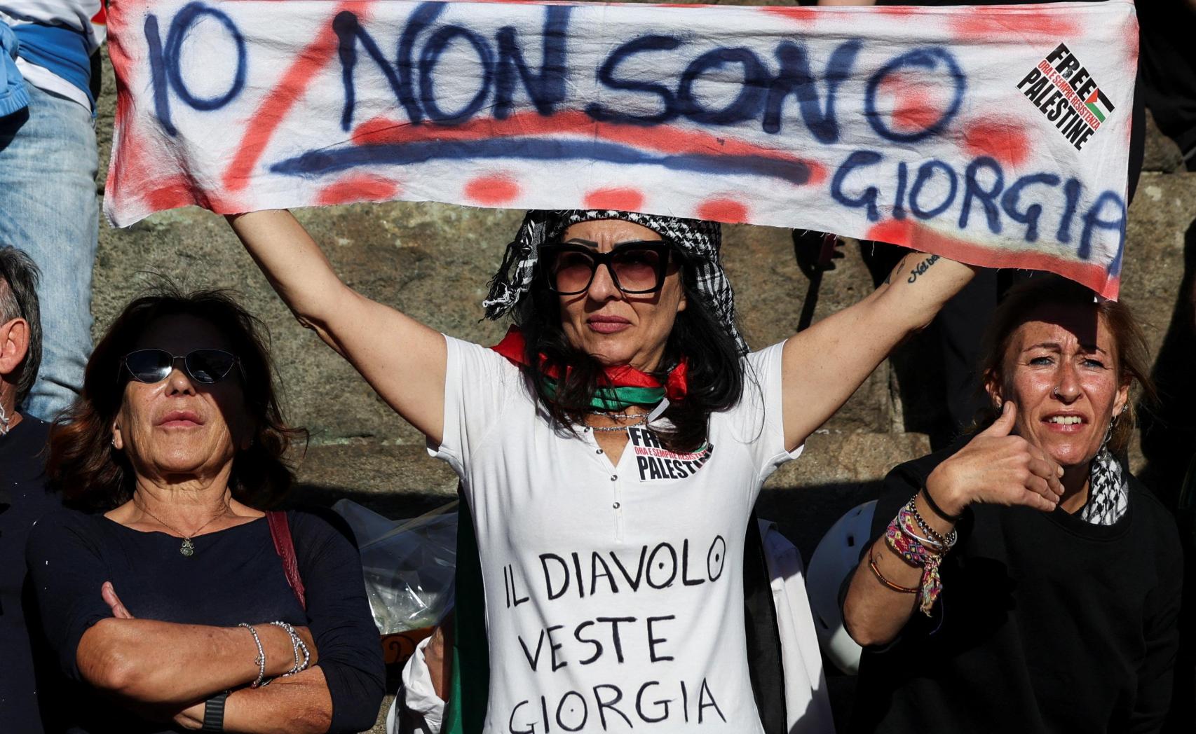 Una manifestante propalestina sostiene un cartel con el mensaje No soy Giorgia el pasado 4 de octubre en Roma.