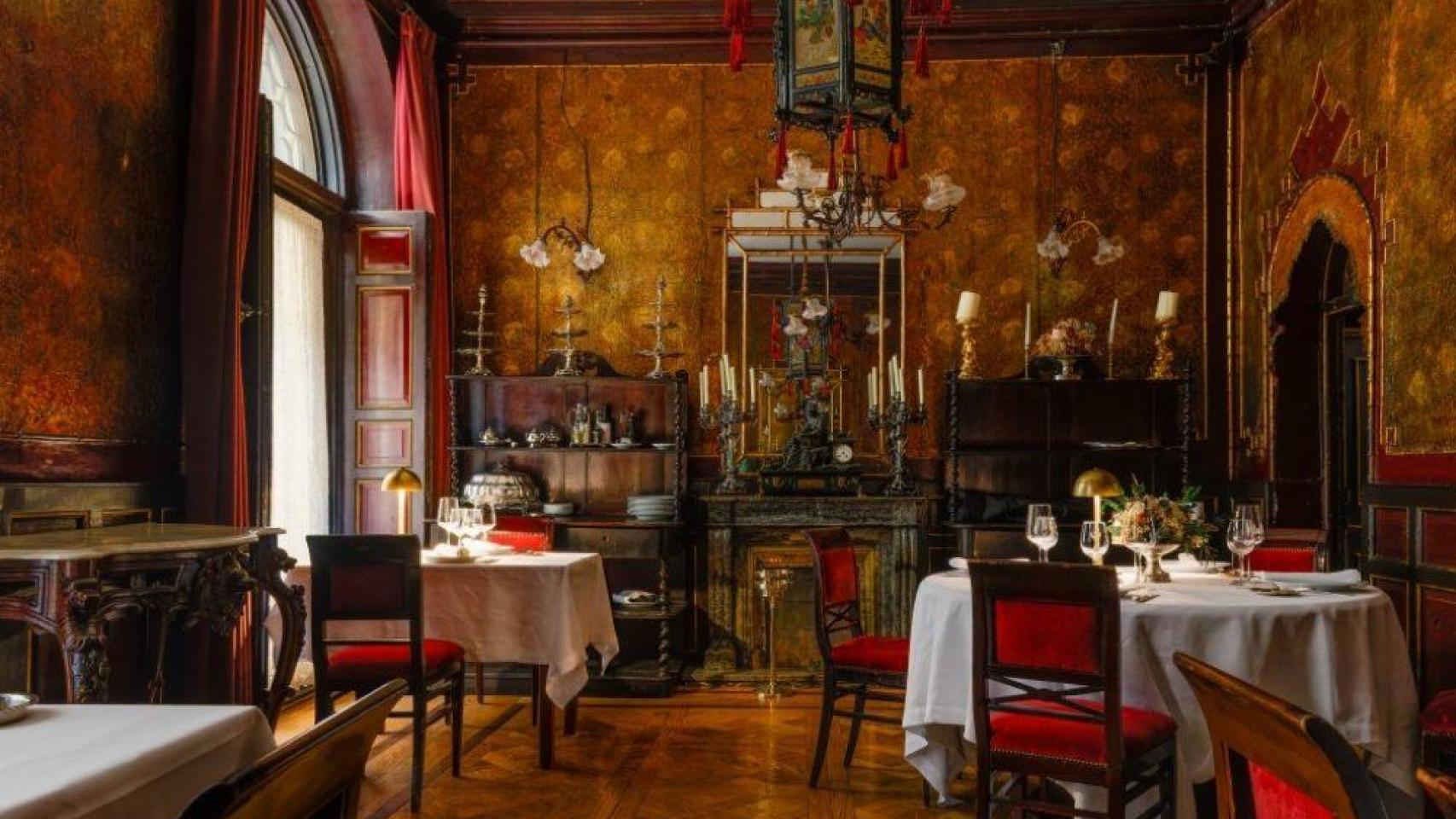 Una de las salas del restaurante Lhardy de Madrid