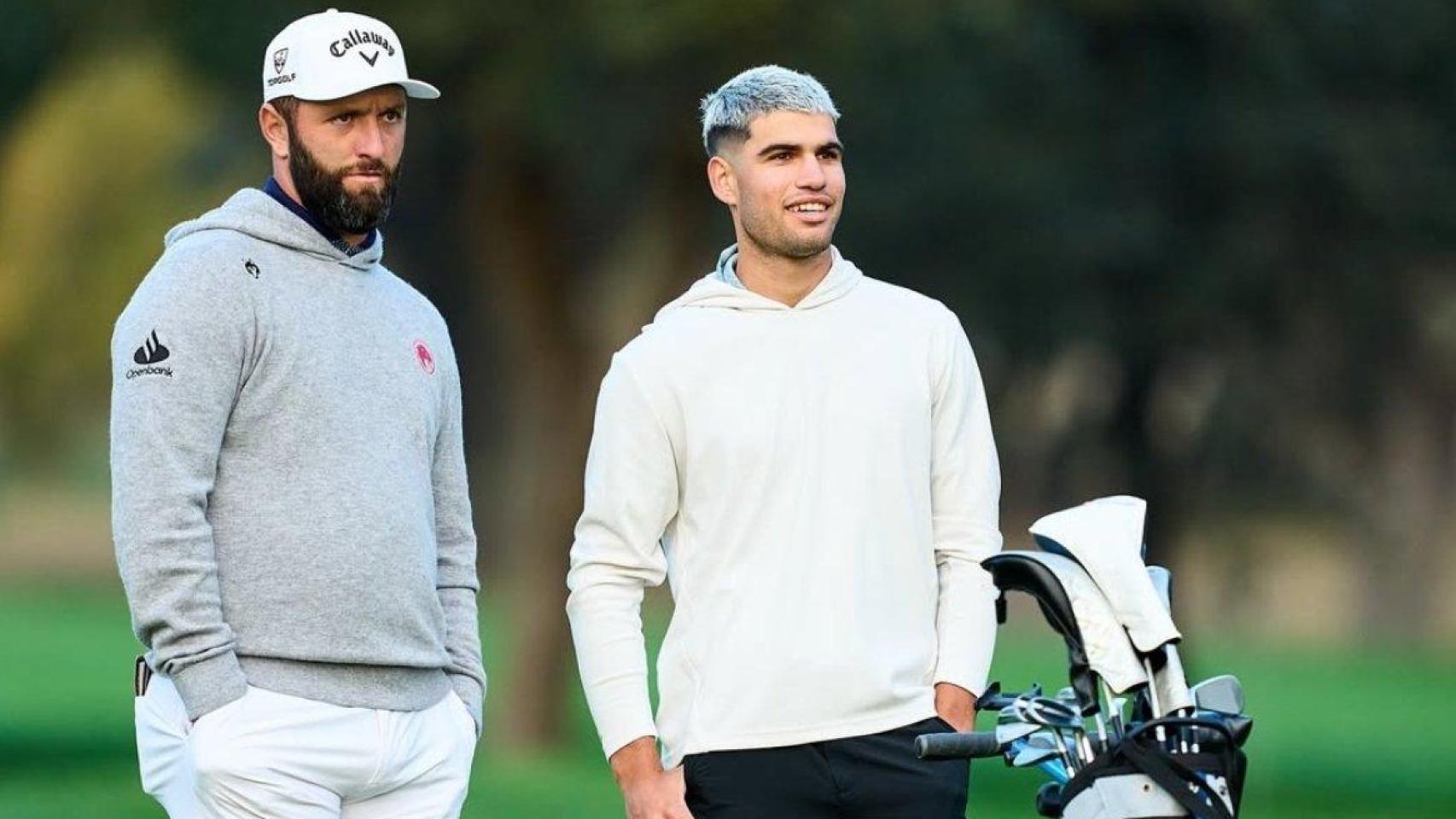 Carlos Alcaraz, junto a Jon Rahm en la previa del Open de España de golf.