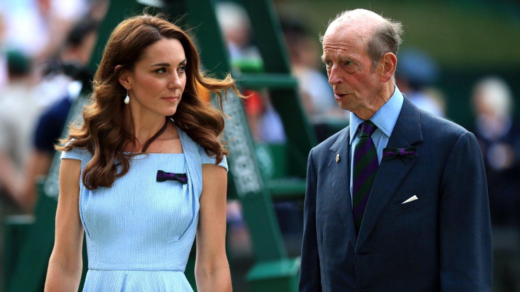 El duque de Kent, con Kate Middleton, en una imagen de 2019, durante un torneo de Wimbledon.