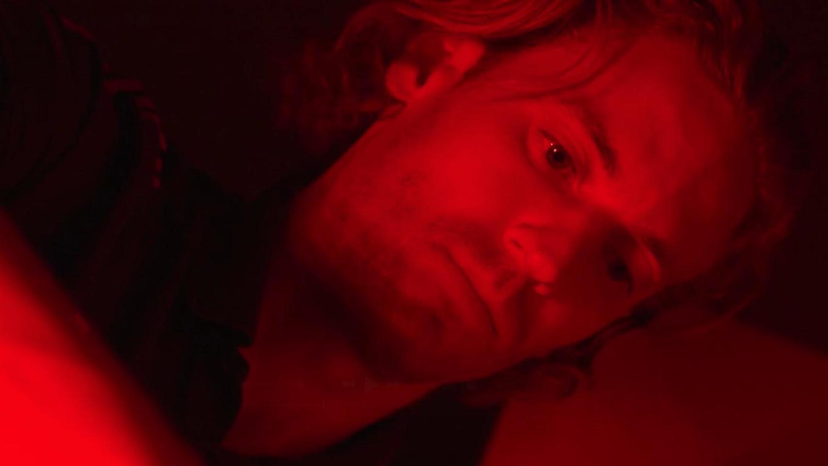 Marcos Llorente, con la luz roja que usa dentro de su casa