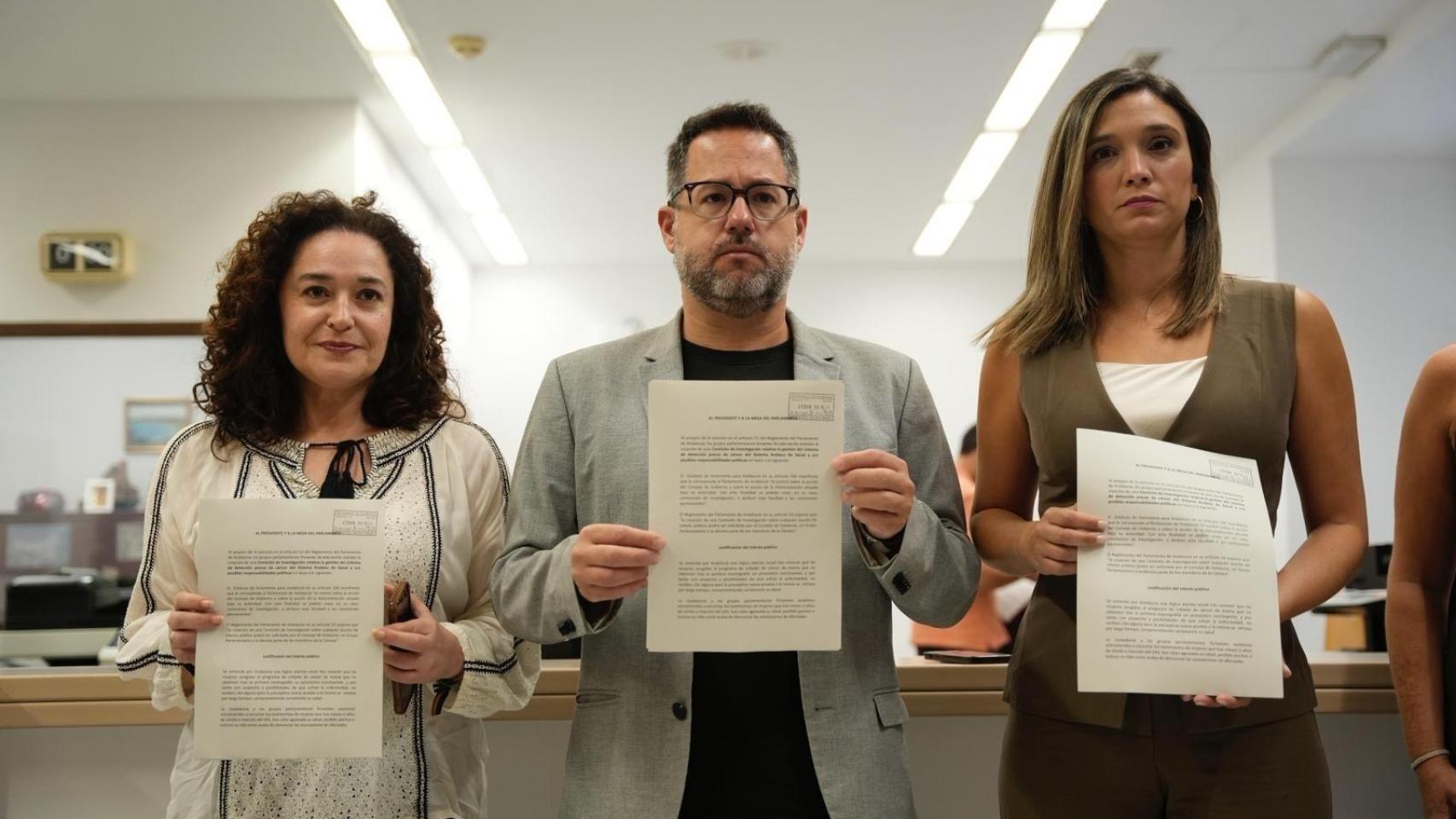 Representantes de Por Andalucía, Adelante Andalucía y el PSOE, presentan la petición de comisión de investigación.
