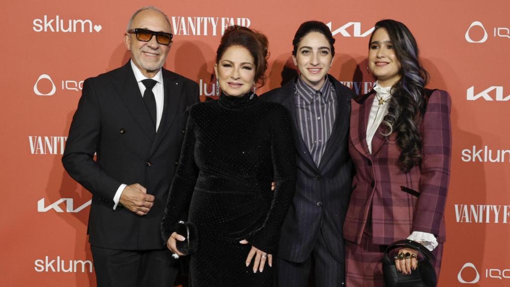 Gloria, Emilio y Emily Estefan junto a Lily, su novia, en el homenaje que le preparó la revista Vanity Fair en Madrid.