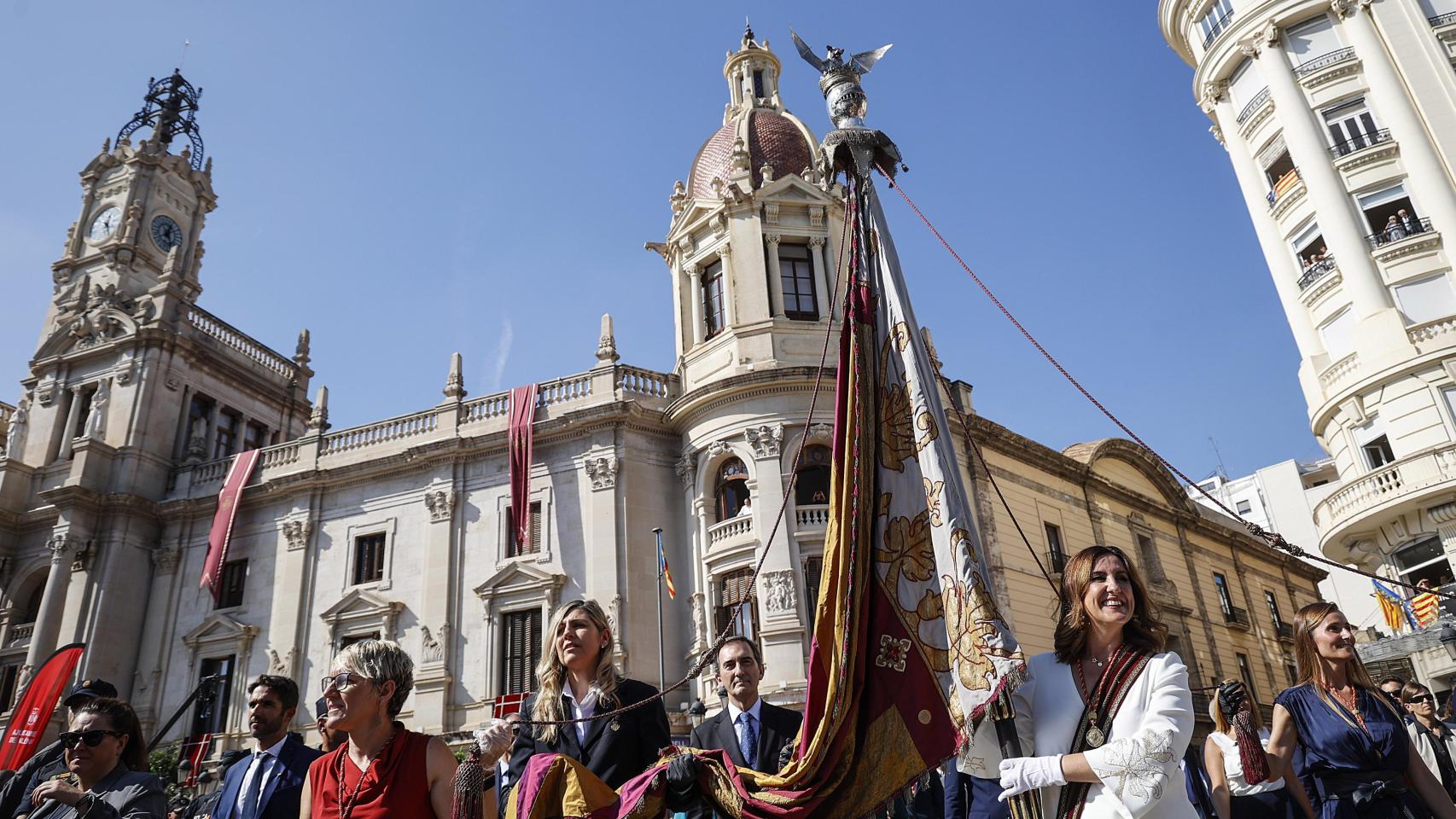 La alcaldesa de Valencia, María José Catalá, porta la Reial Senyera durante la procesión cívica de 2023 con motivo del 9 d’Octubre. Europa Press / Rober Solsona