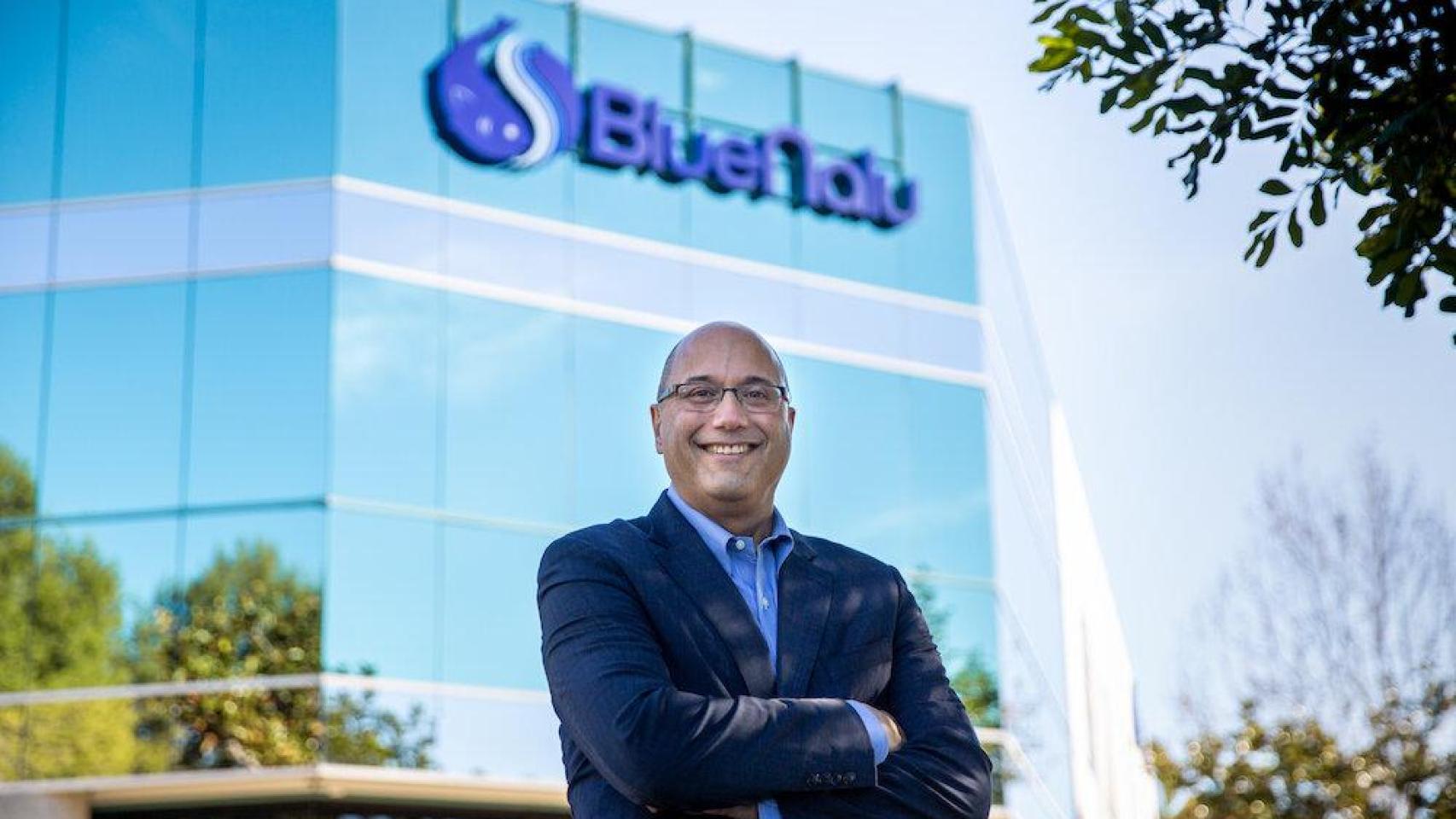 Lou Cooperhouse, cofundador, presidente y CEO de Blue Nalu, frente a la sede de la compañía y la planta piloto de producción de alimentos en San Diego, California.