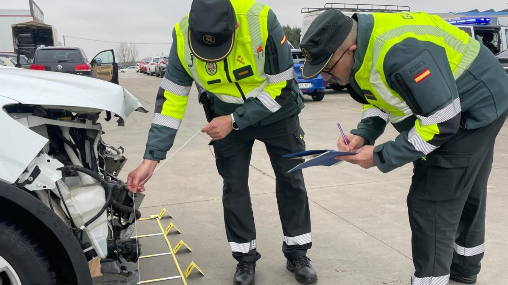 La Guardia Civil examina un coche, en una foto de archivo.