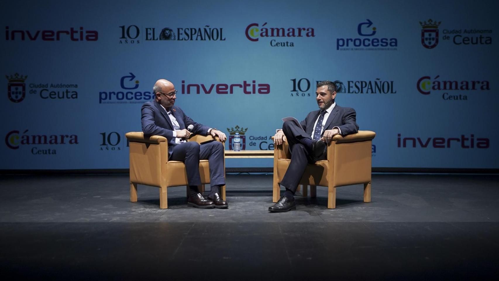 Eduardo Valencia, director general de la Fundación Innova IRV, durante su conversación con Ángel Recio, delegado de EL ESPAÑOL de Málaga; en la primera jornada del III Foro Económico Español en Ceuta.