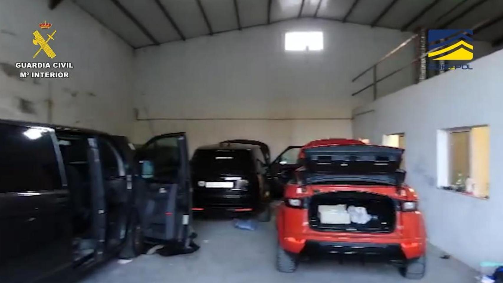 Algunos de los coches de lujo robados hallados por la UCO.
