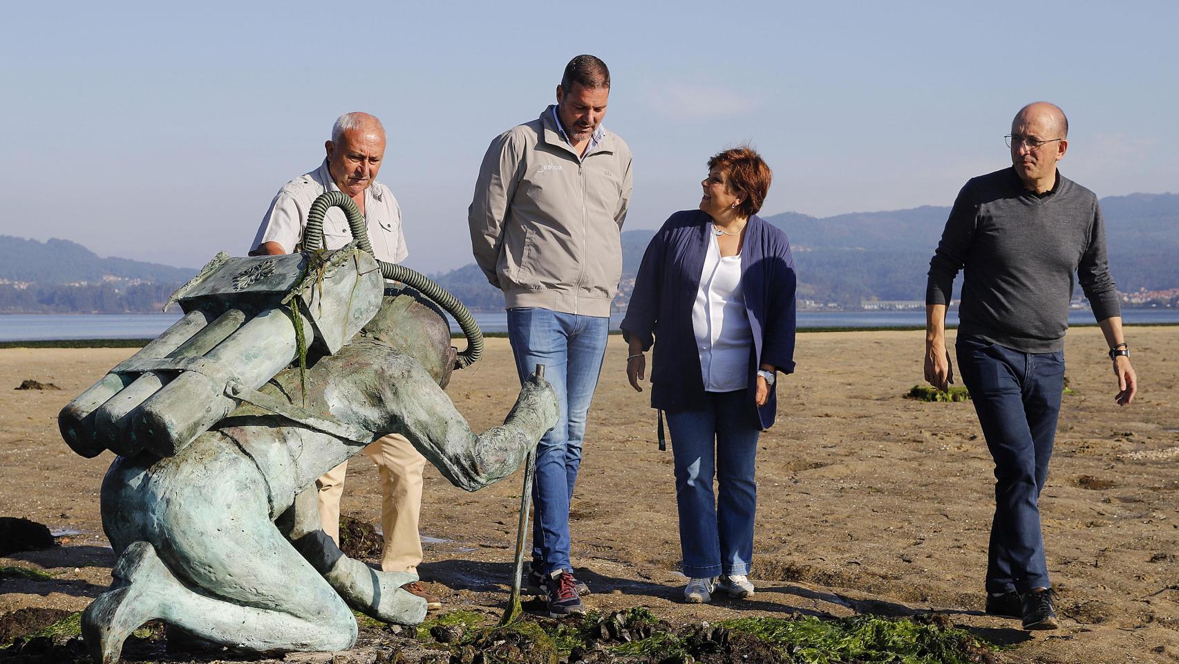 El conselleiro de Cultura, José López Campos, ha visitado el conjunto histórico del Capitán Nemo en la isla de San Simón