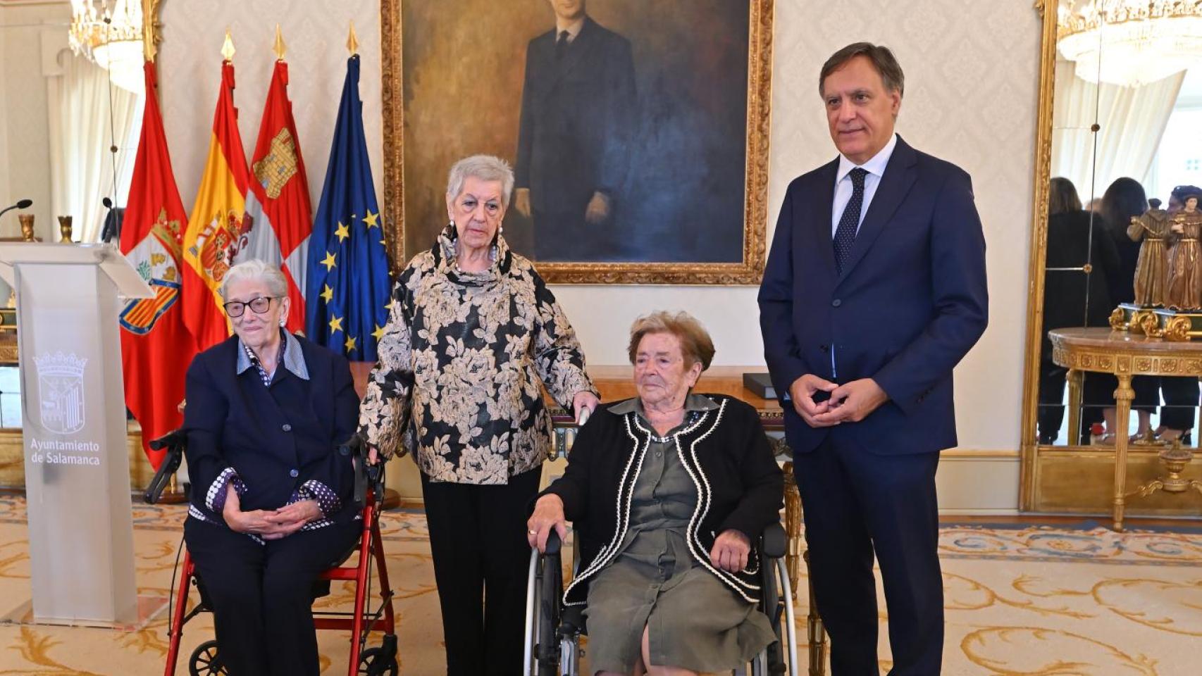 El alcalde de Salamanca, Carlos García Carbayo, junto a las homenajeadas en el Ayuntamiento de la capital salmantina, este miércoles