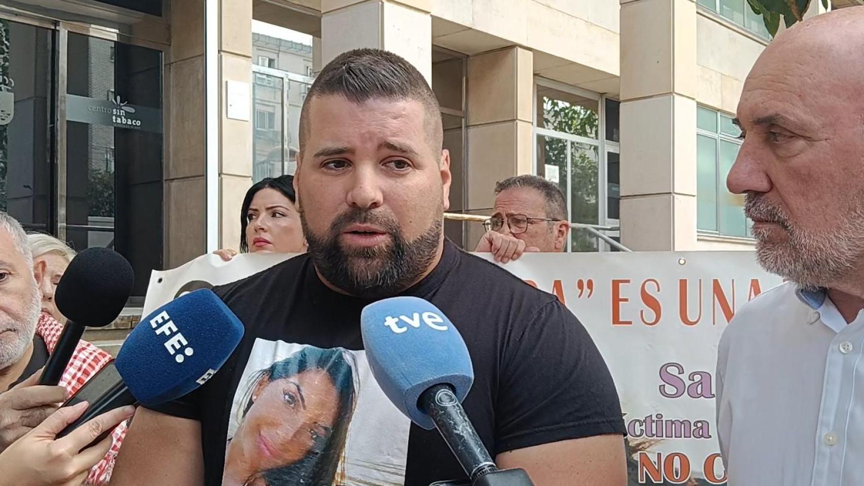 Rubén Gómez, hermano de Sara Gómez, junto al diputado regional de IU, José Luis Álvarez-Castellanos, en la sede de la Consejería de Salud de Murcia.