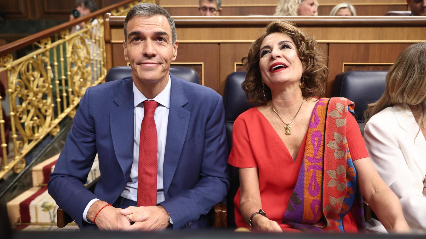 El presidente del Gobierno, Pedro Sánchez, y la vicepresidenta primera, María Jesús Montero, durante la sesión de Control al Gobierno de este miércoles.