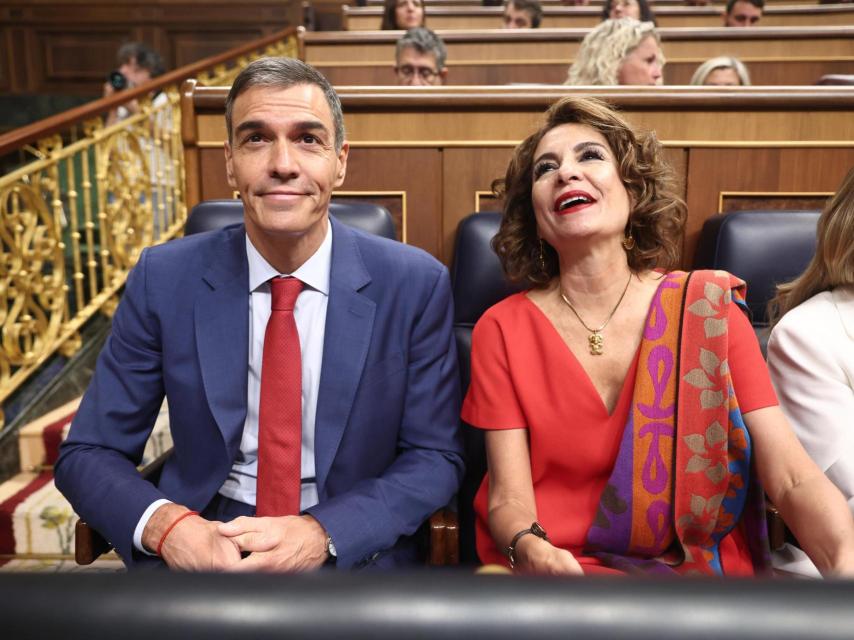 El presidente del Gobierno, Pedro Sánchez, y la vicepresidenta primera, María Jesús Montero, durante una sesión de Control al Gobierno.