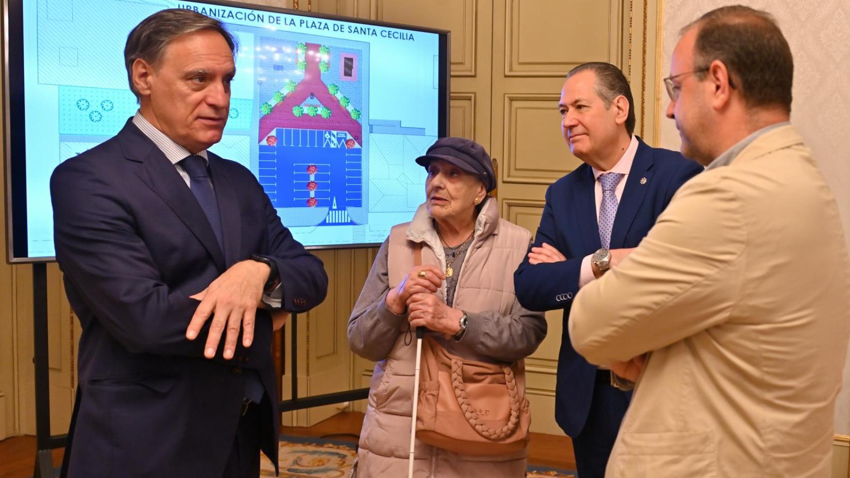 El alcalde de Salamanca, Carlos García Carbayo, durante la presentación de la urbanización de la plaza de Santa Cecilia, este miercoles