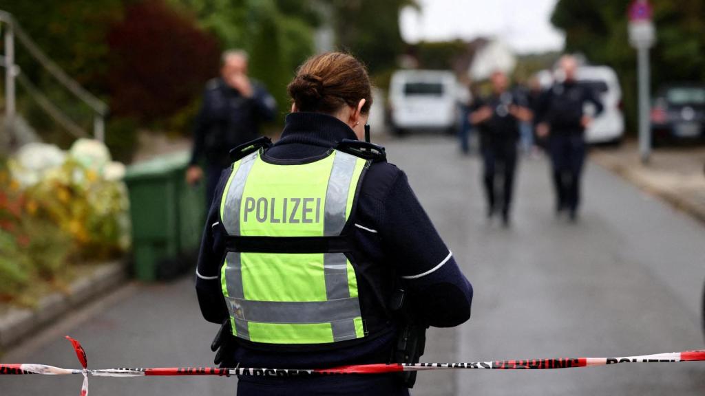 Agentes de Policía acordonan la calle donde vive la alcaldesa de Herdecke, Iris Stalzer, tras ser hallada el martes con 13 puñaladas en su propia casa..