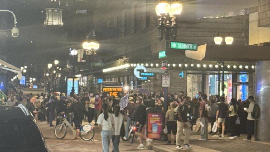 Protestas en Boston dejan a 13 personas arrestadas y 4 oficiales de policía heridos: “Se volvieron contra la policía”