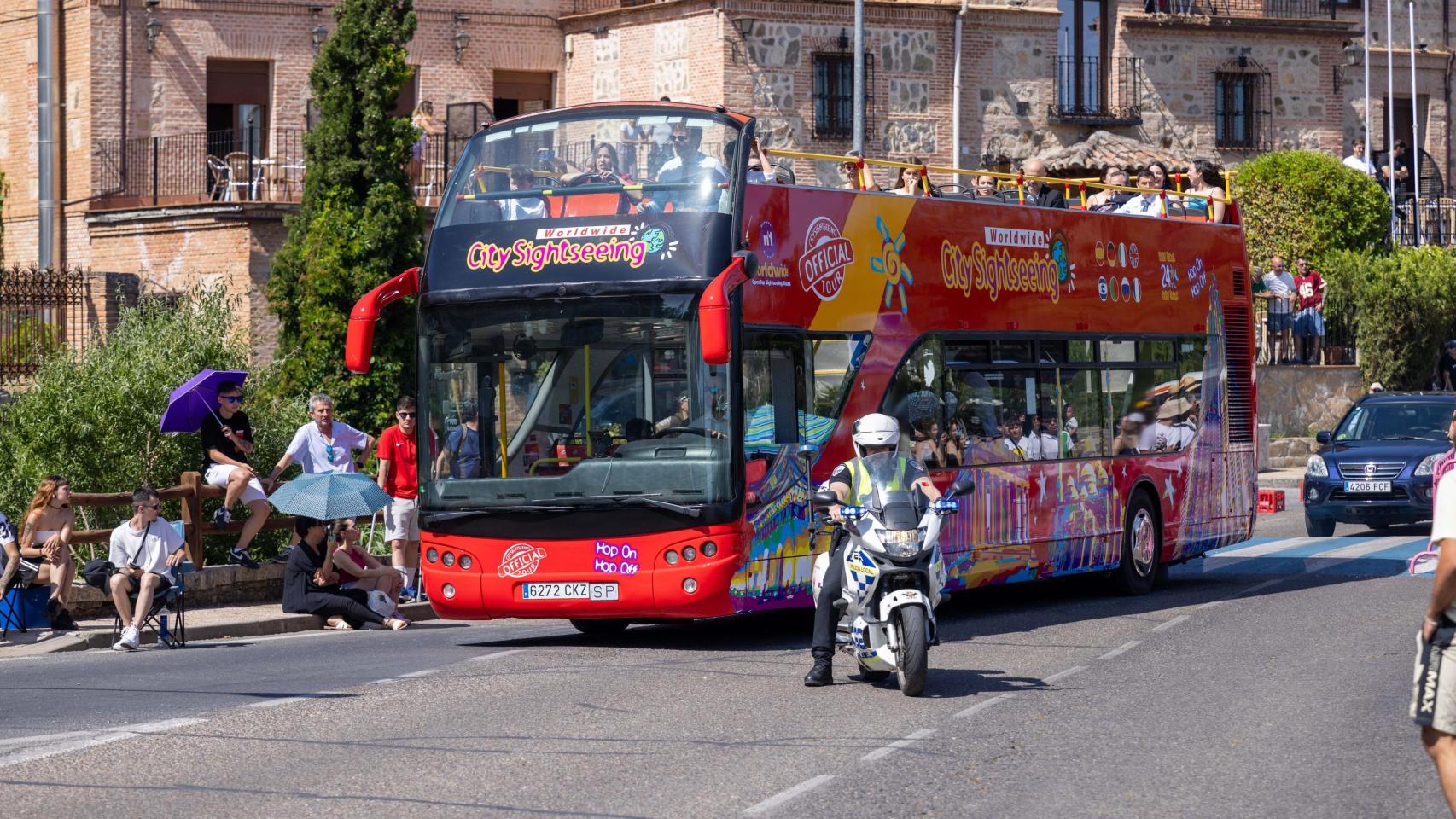 Uno de los autobuses turísticos circulando por Toledo.