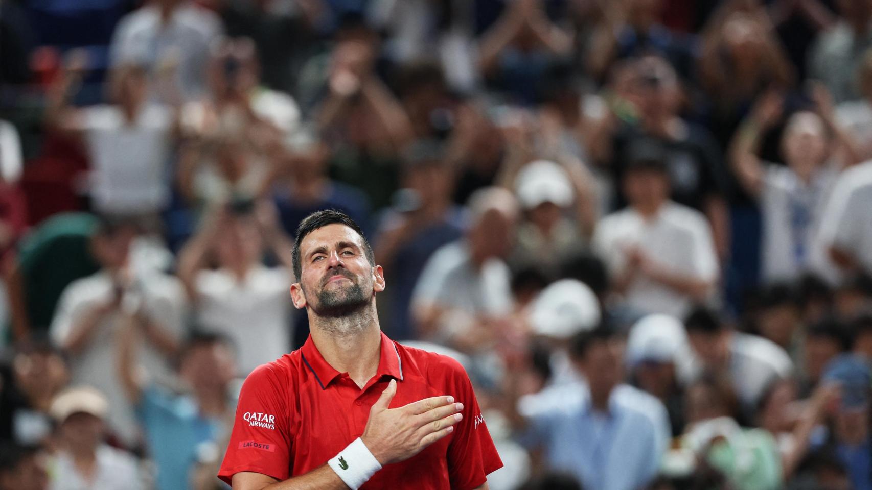 Novak Djokovic saluda al público en el Masters 1.000 de Shanghái.