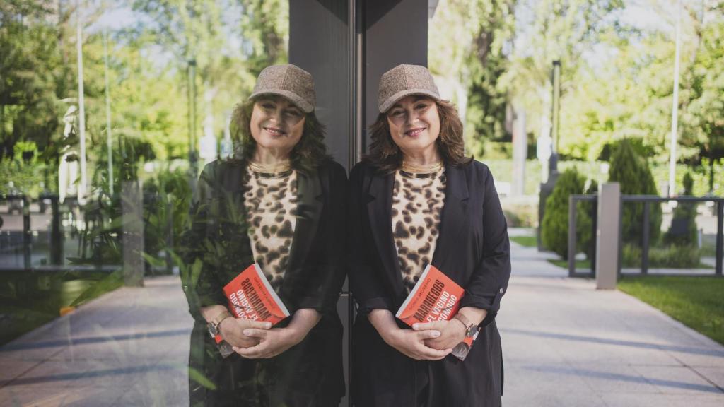 Journalist Sonia Moreno poses with her book.