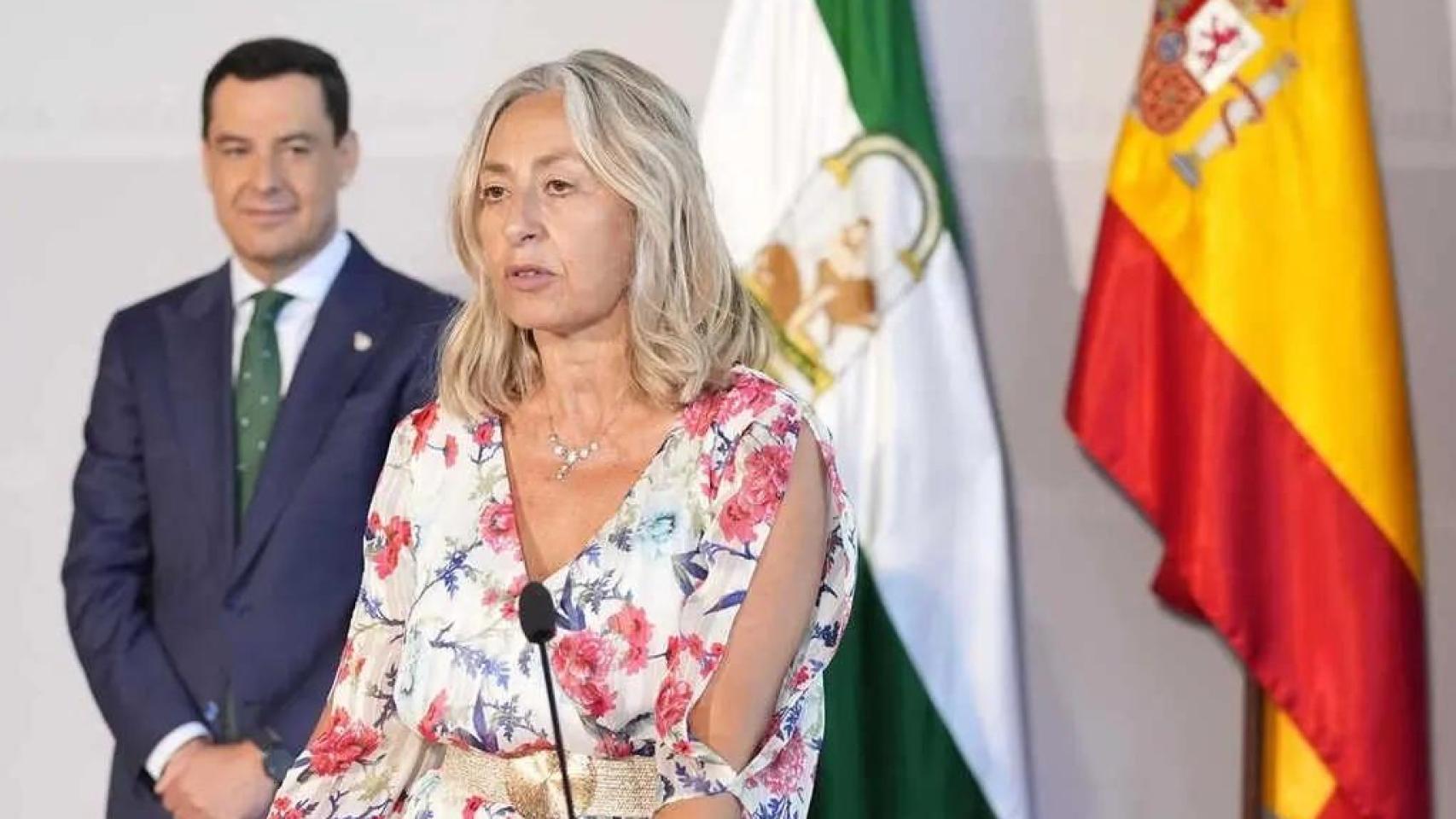 La ya exconsejera de Salud y Consumo, Rocío Hernández, y el presidente de la Junta de Andalucía, Juanma Moreno.