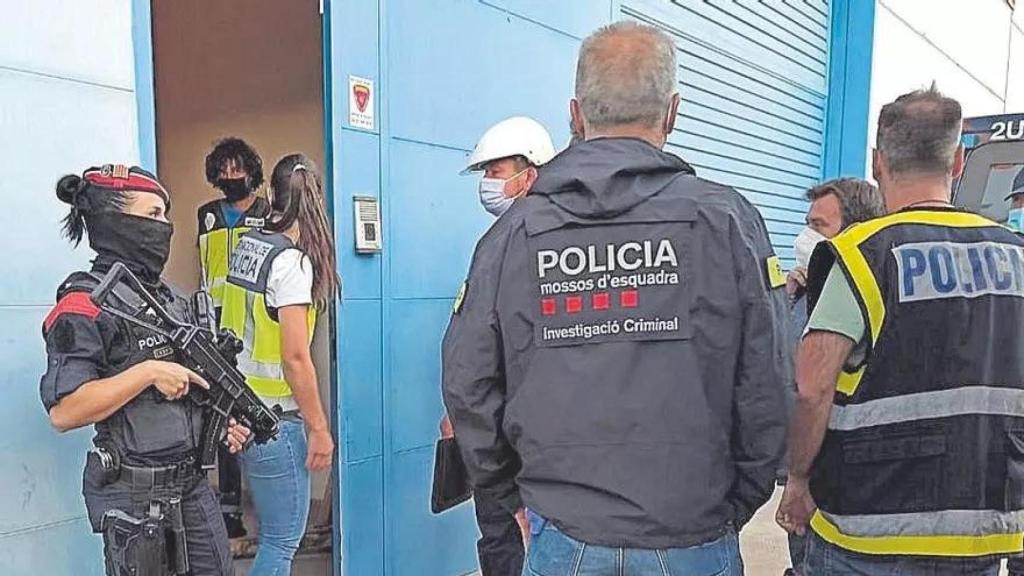 Efectivos de los Mossos, junto a la Policía Nacional, en una operación en conjunto.