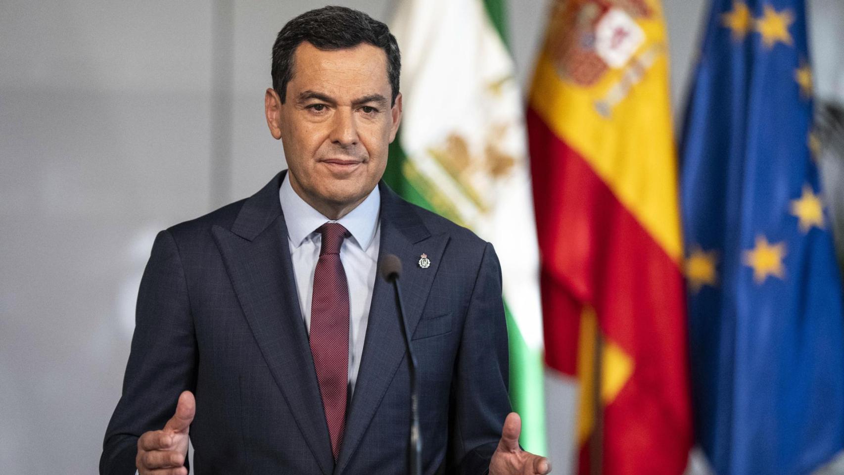 El presidente de la Junta de Andalucía, Juanma Moreno, durante el anuncio de la dimisión de la consejera de Salud.