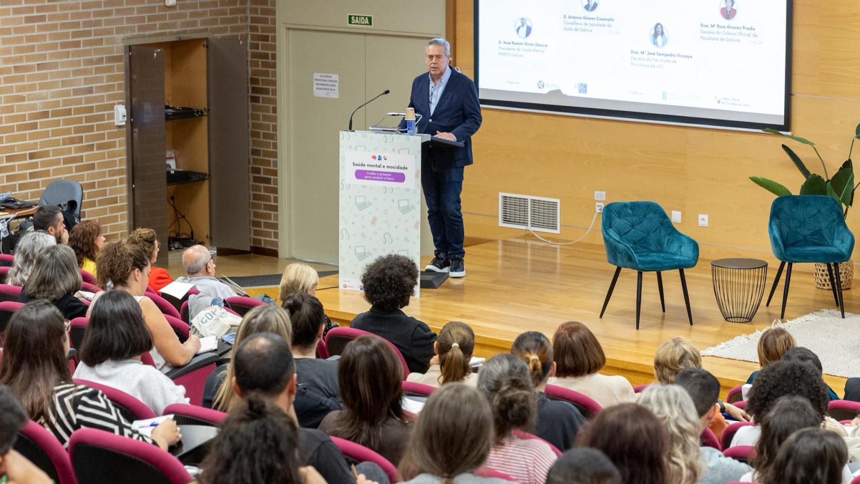 El conselleiro Gómez Caamaño en la inauguración de “Saúde Mental e Mocidade: Coidar o presente para construír o futuro” en la USC.