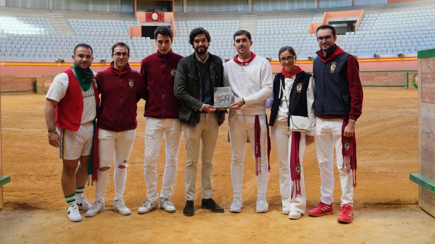 Eduardo de la Rosa, en el centro de la imagen, presentando su libro en la plaza de toros de Arnedo.