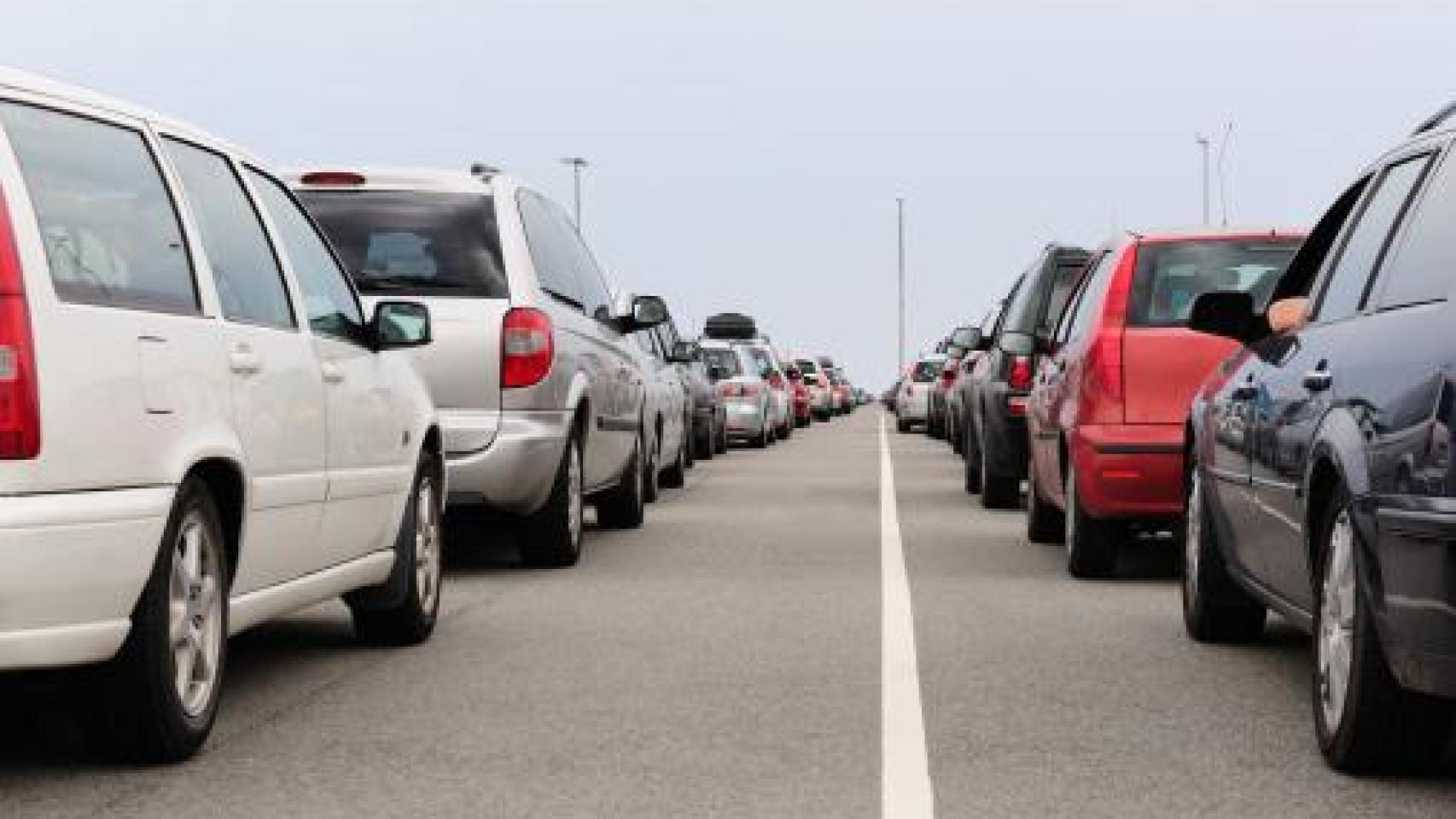 Imagen de una carretera con línea continua.