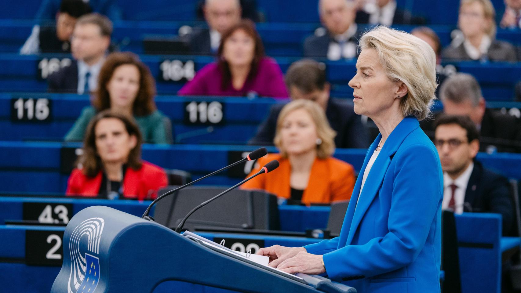 La presidenta de la Comisión, Ursula von der Leyen, durante el debate de las dos mociones de censura el lunes en Estrasburgo