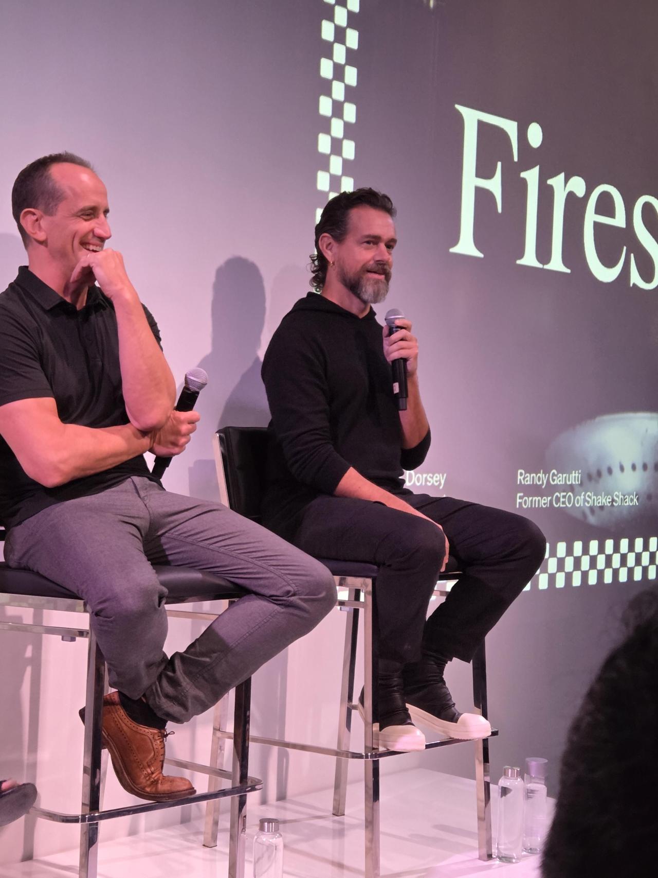 De izquierda a derecha: Randy Garutti, exdirector ejecutivo de Shake Shack, y Jack Dorsey, CEO de Block.