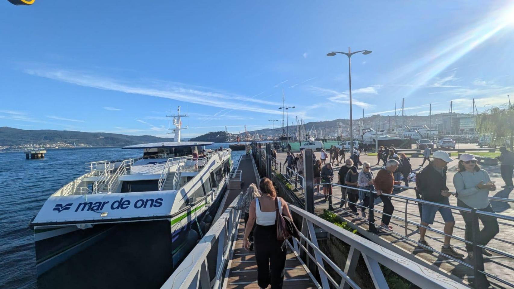 Barco de la naviera Mar de Ons en el Puerto de Vigo