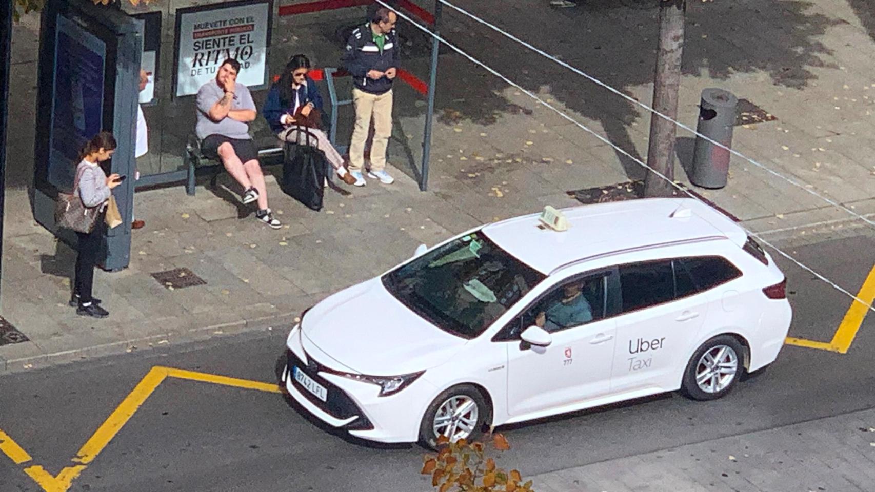 Un 'Taxi Uber' circulando por paseo de la Independencia en Zaragoza