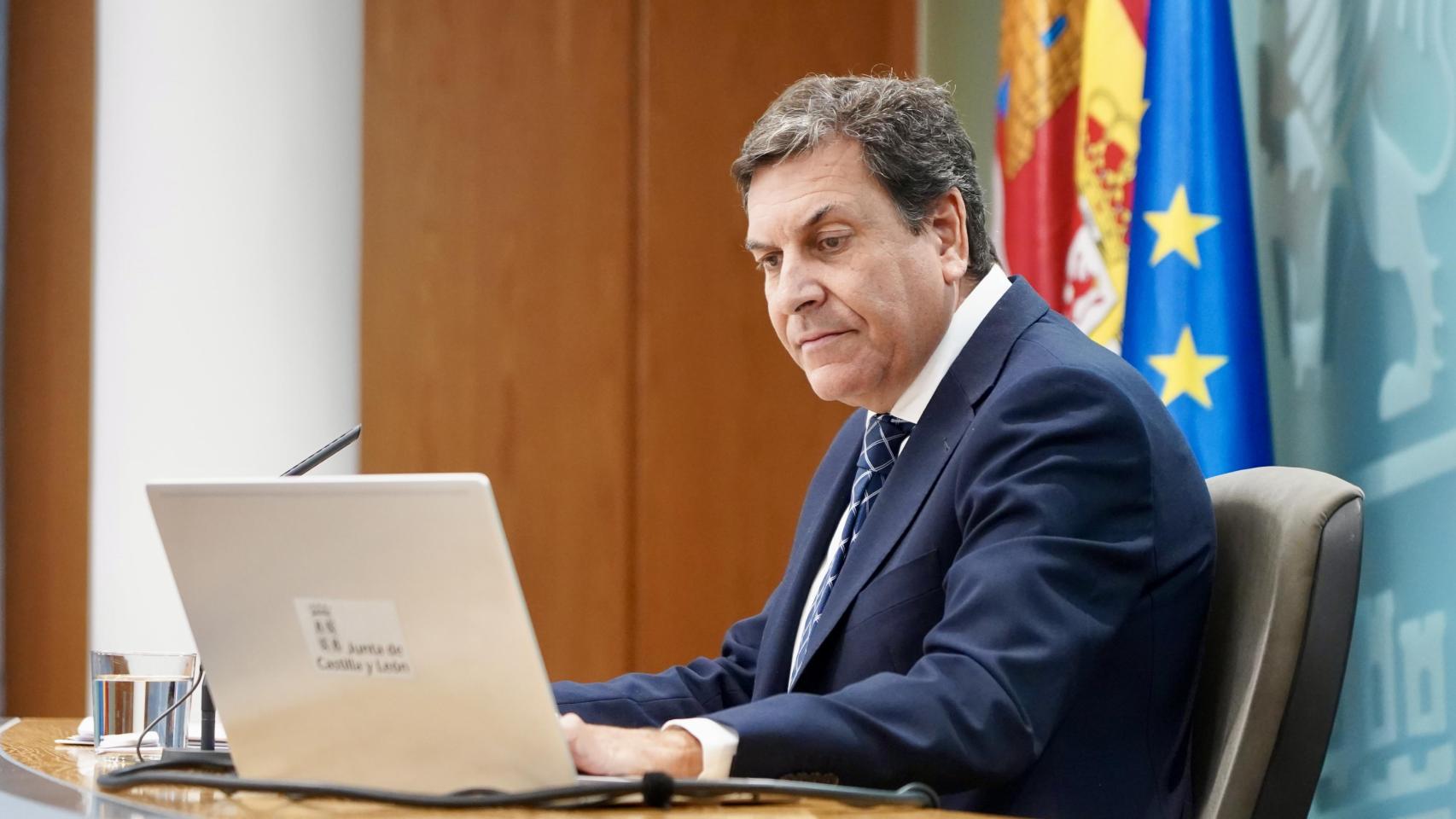 El consejero de Economía y Hacienda y portavoz, Carlos Fernández Carriedo, comparece en rueda de prensa posterior al Consejo de Gobierno.