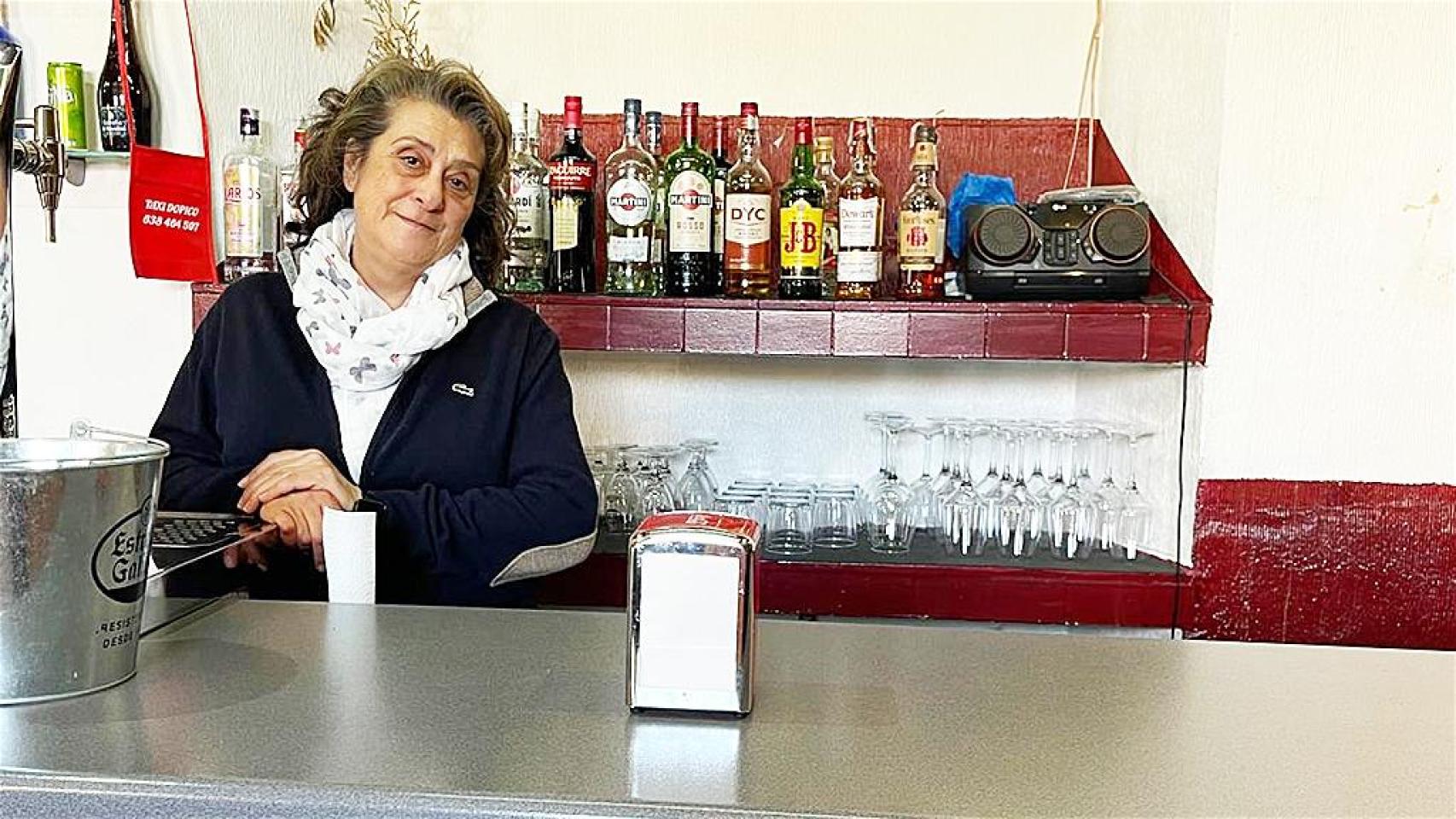 Mari trabajando en su bar de Palazuelo de Vedija