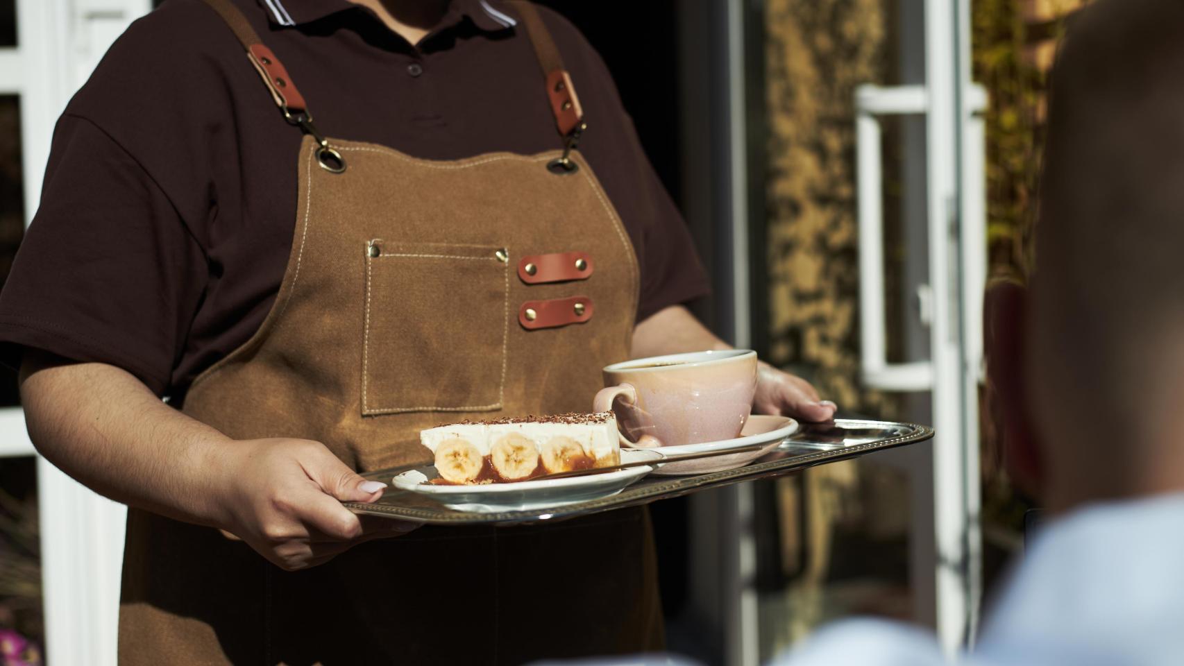 Una camarera con una bandeja.