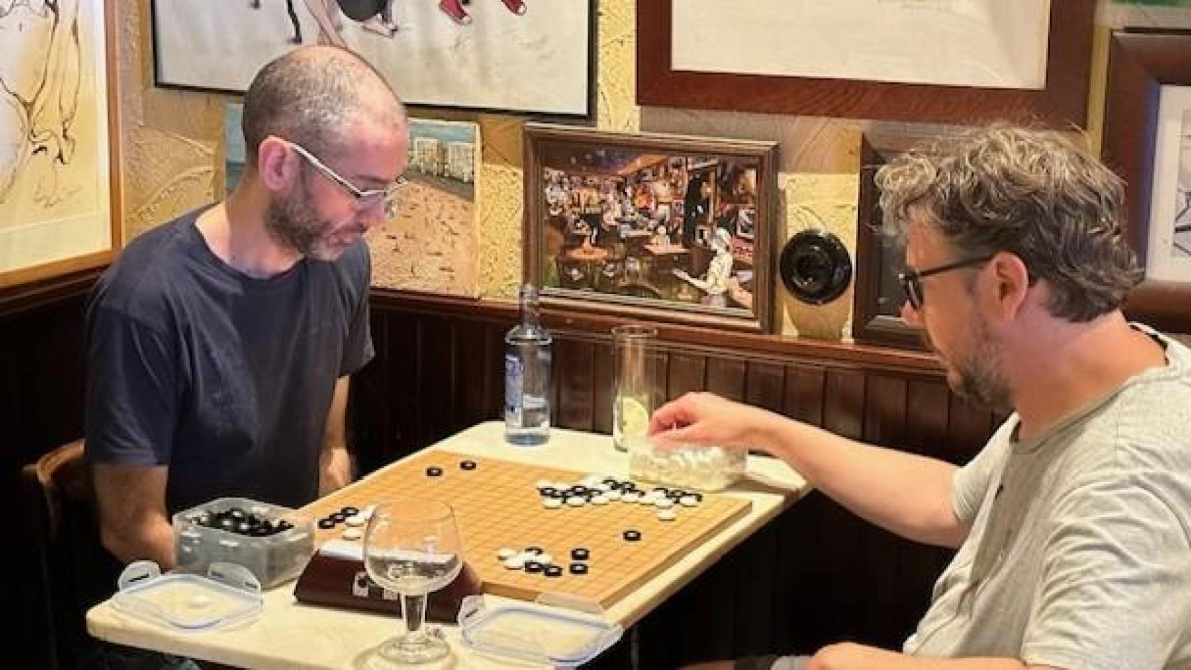 Partida del club de Go en el Macondo de A Coruña.