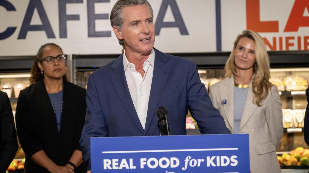 El gobernador Gavin Newsom firmó la ley AB 1264, que afecta los menús escolares.