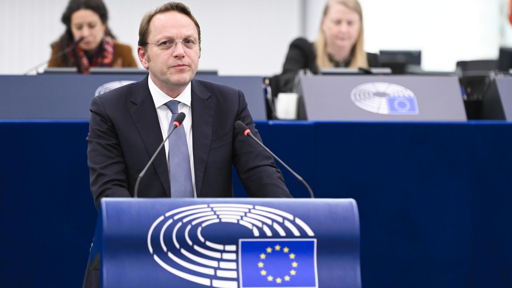 El actual comisario de Sanidad, Olivér Várhelyi, era embajador de Hungría ante la UE cuando operaba la supuesta red de espionaje