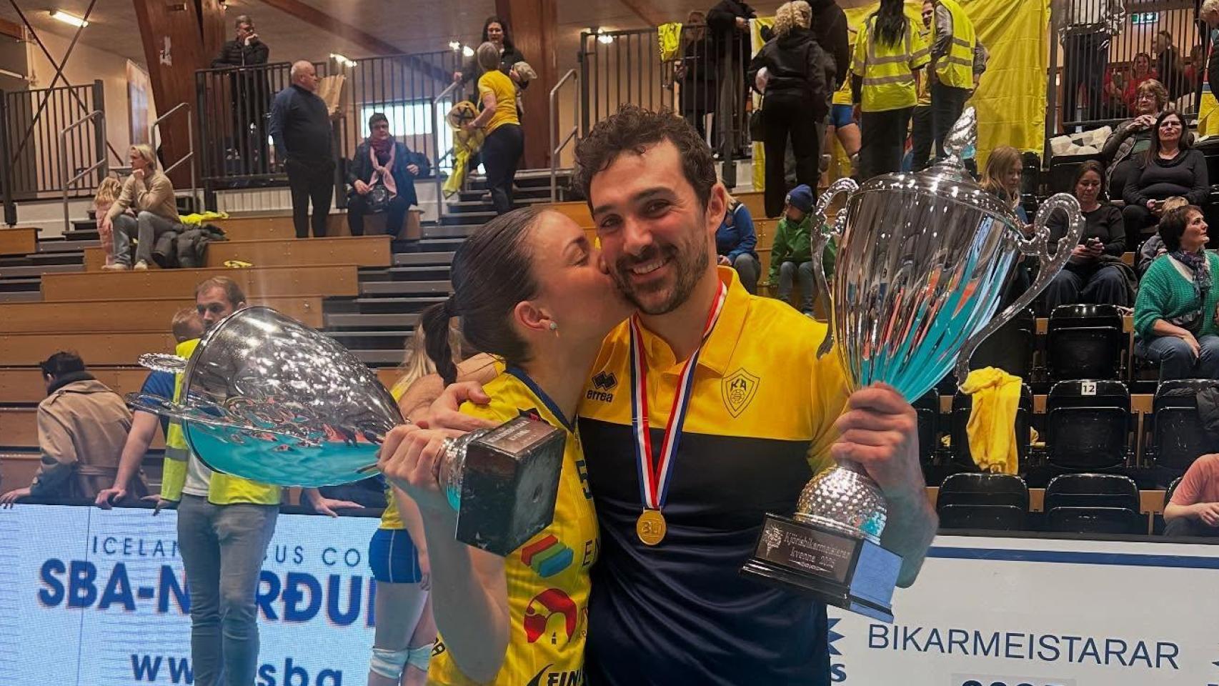 Miguel junto a su pareja Paula tras la conquista de un título