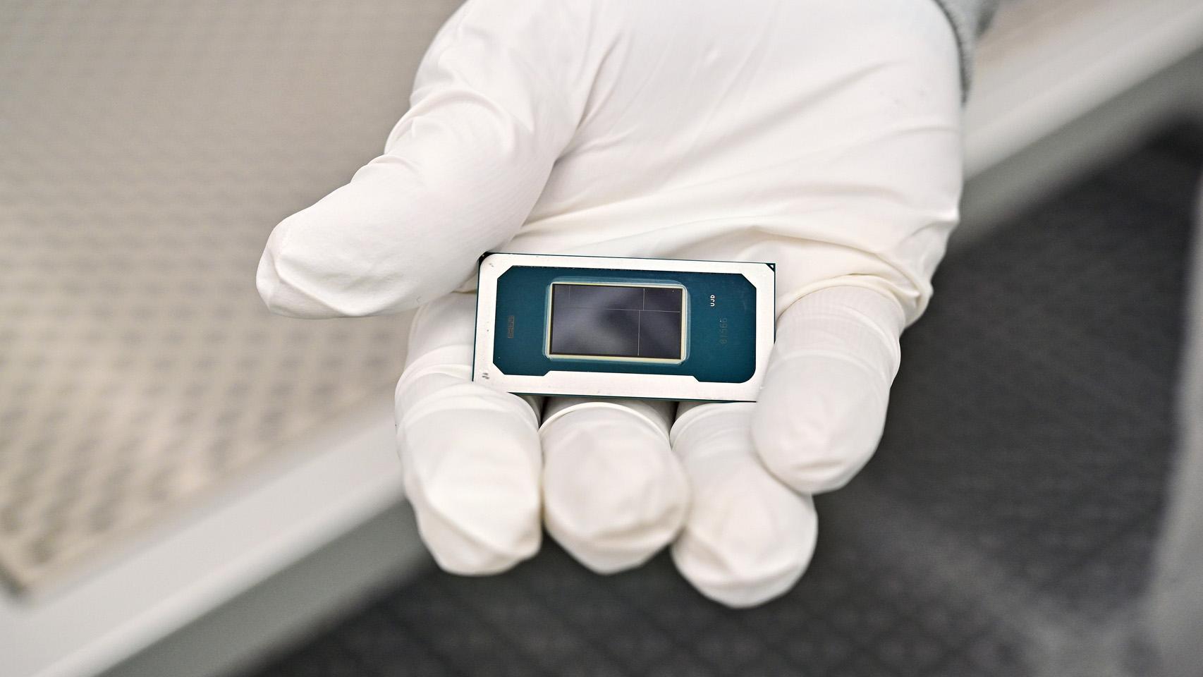 Procesador de Intel en las manos de un ingeniero.