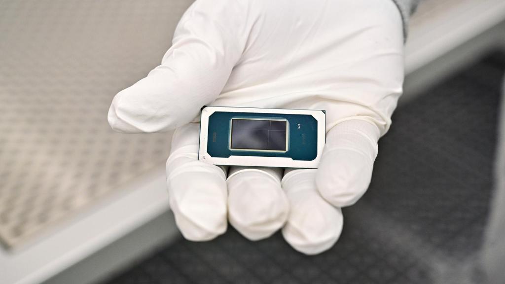 Procesador de Intel en las manos de un ingeniero.