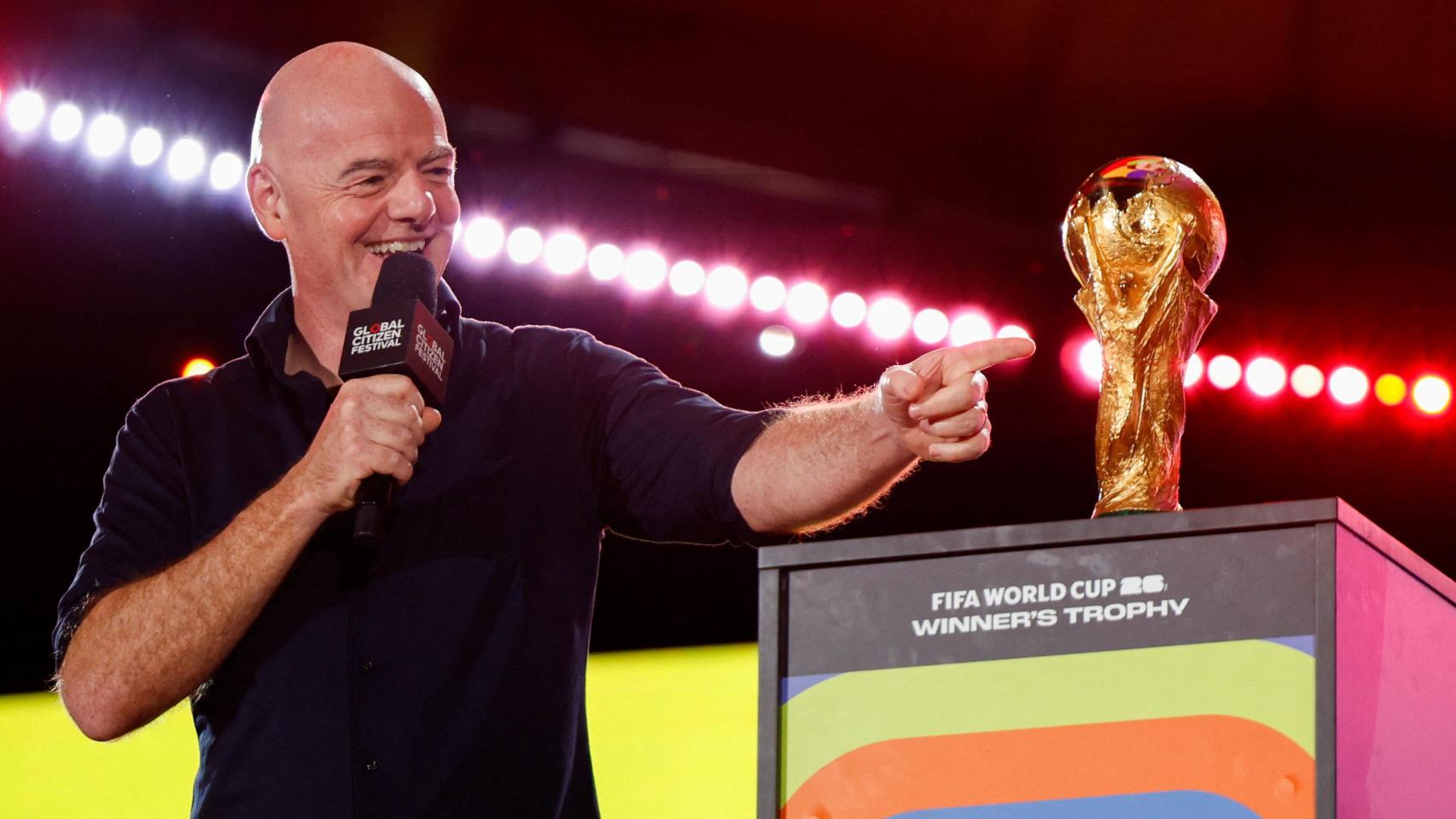 Infantino, junto a la Copa del Mundo.