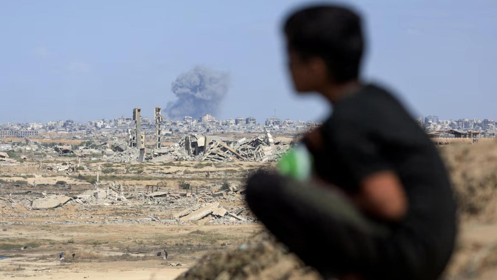 Un niño observa un bombardeo sobre la ciudad de Gaza.