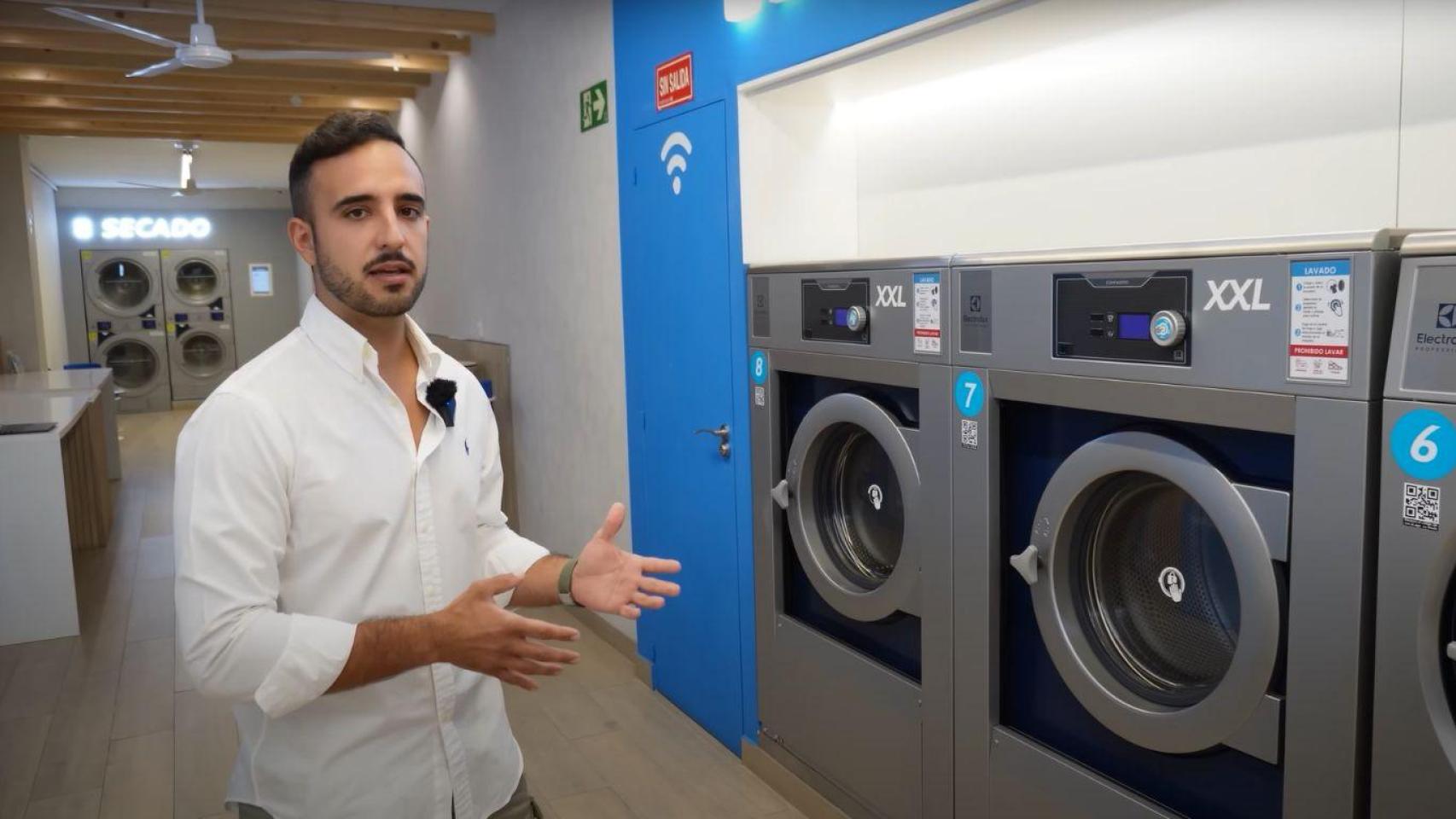 Daniel Pina, director de Expansión de La Wash, enseñando la lavandería.