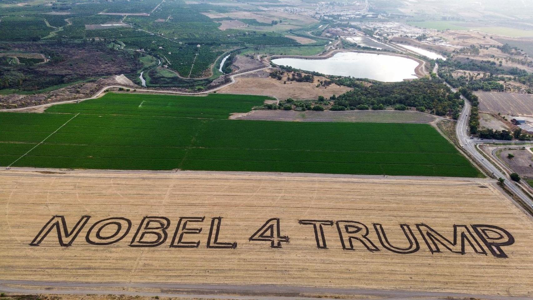 Una vista aérea muestra la inscripción “Nobel 4 Trump” creada por el artista agrícola Peter Winner en un campo, cerca del kibutz Maoz Haim.