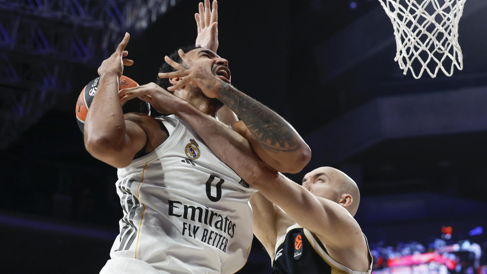 Chume Okeke entra a canasta en el partido del Real Madrid.