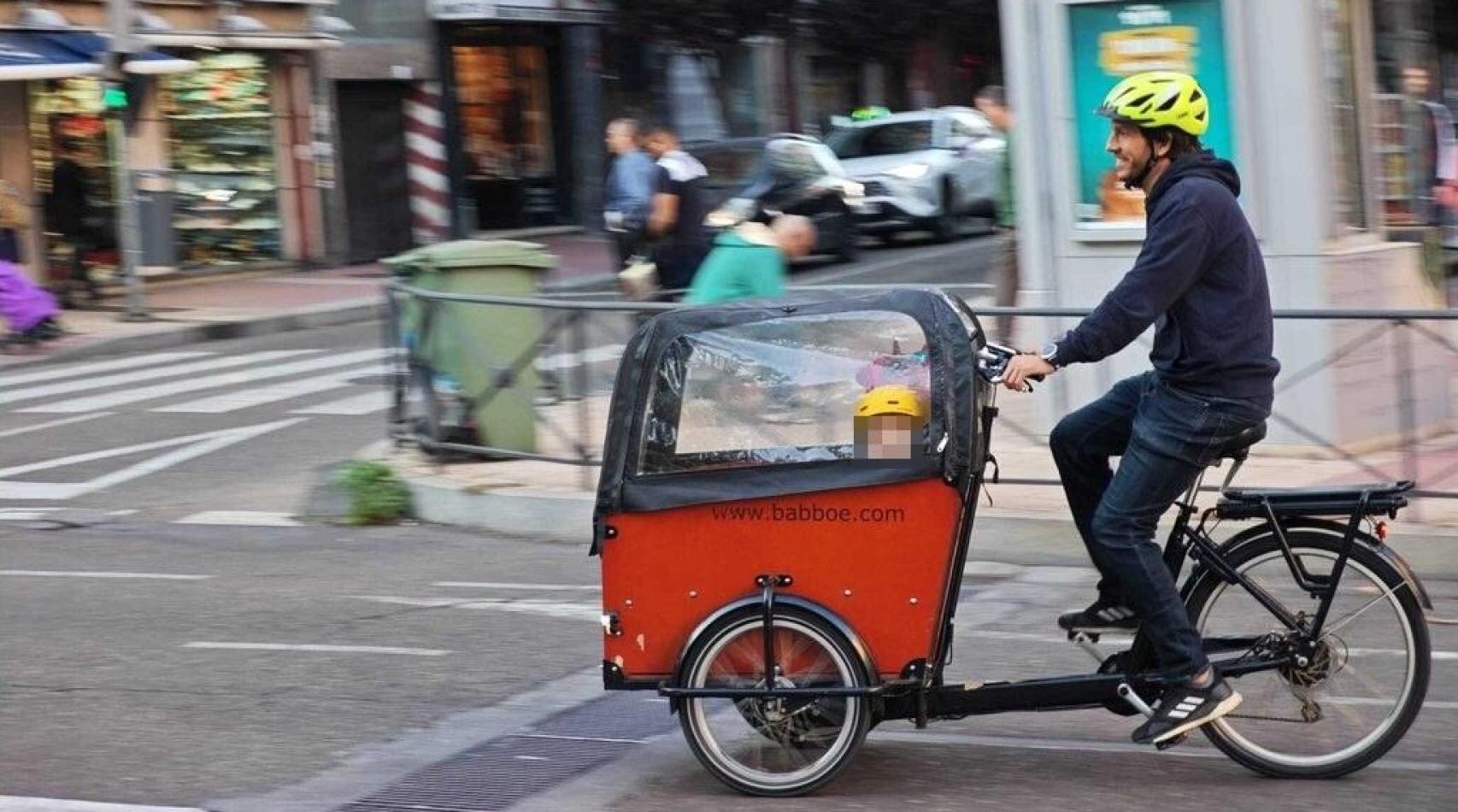 Daniel de Santiago, el padre vallisoletano que lleva a sus hijos en una bici cargo