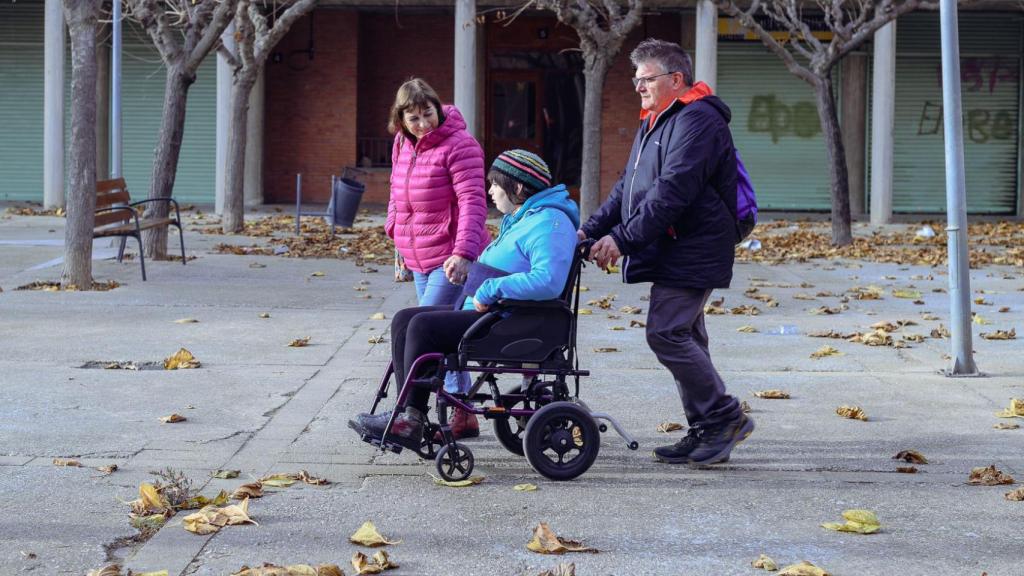 Montserrat y Abel pasean junto con su hija Gina, que nació con una mutación en el gen syngap1.